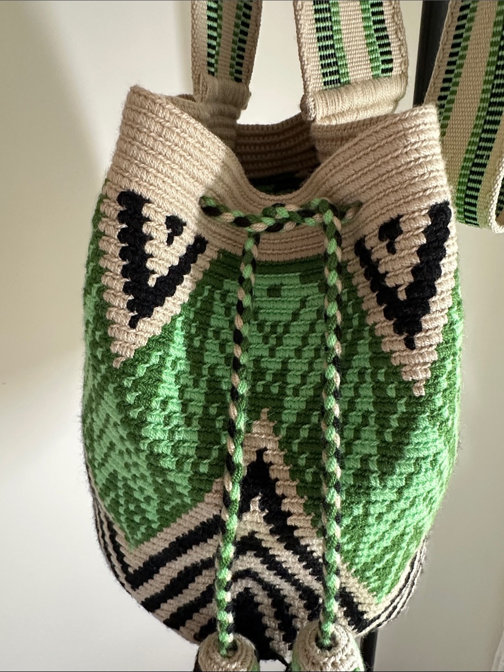 NEW Handmade Columbian Wayuu Mochila in Green Tan & Black,  Drawstring & Tassels - Picture 3 of 8